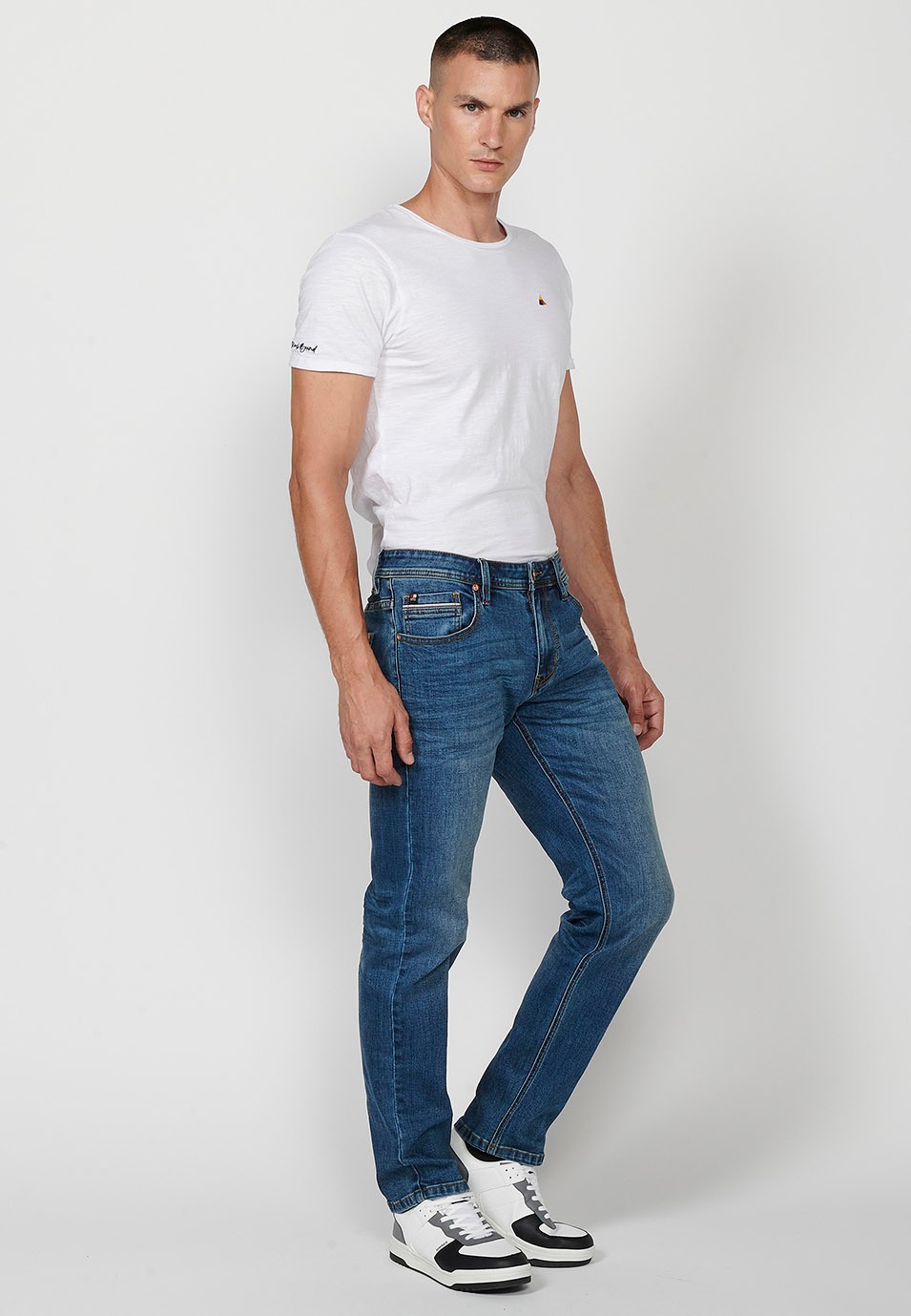 Pantalon droit en denim coupe régulière avec fermeture éclair sur le devant et fermeture boutonnée avec poches bleues pour homme