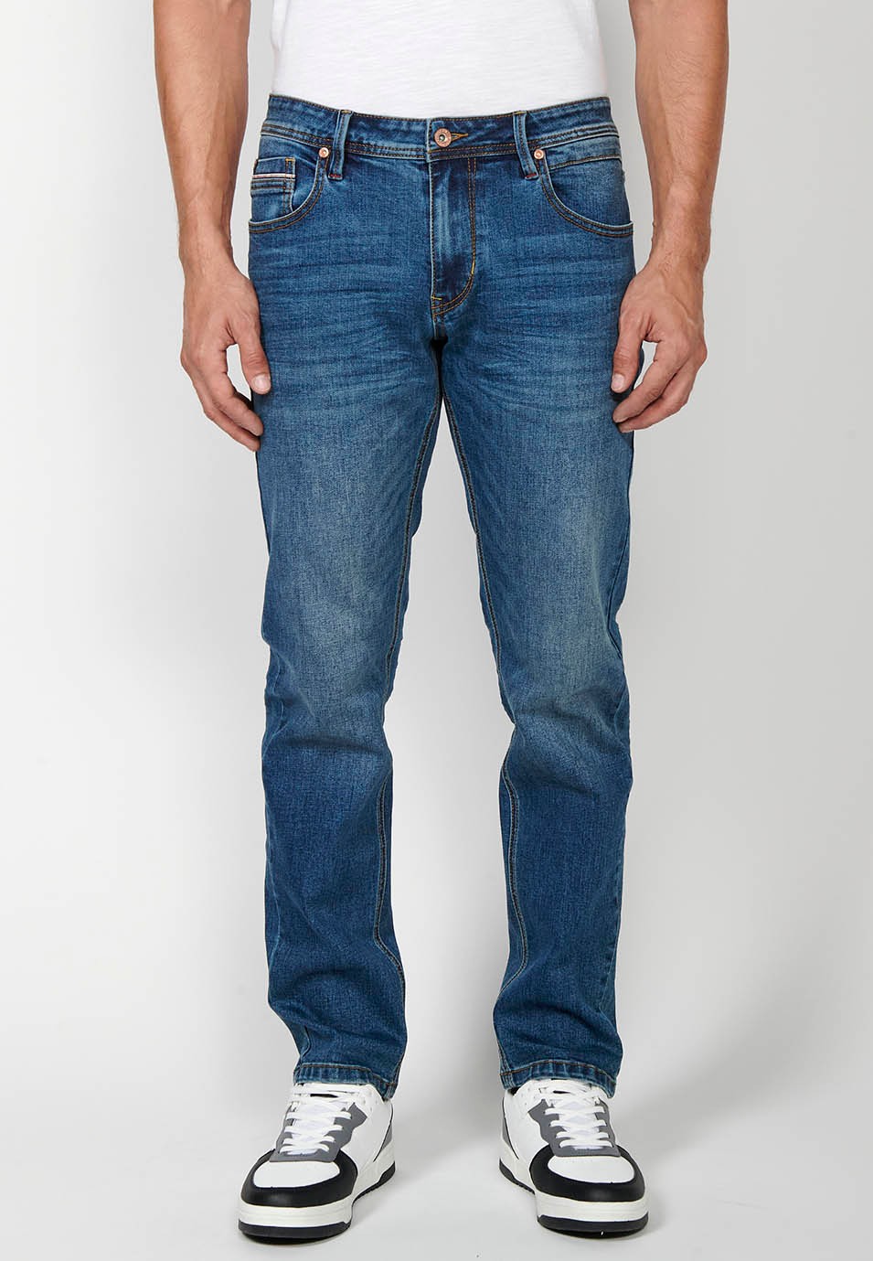 Pantalon droit en denim coupe régulière avec fermeture éclair sur le devant et fermeture boutonnée avec poches bleues pour homme