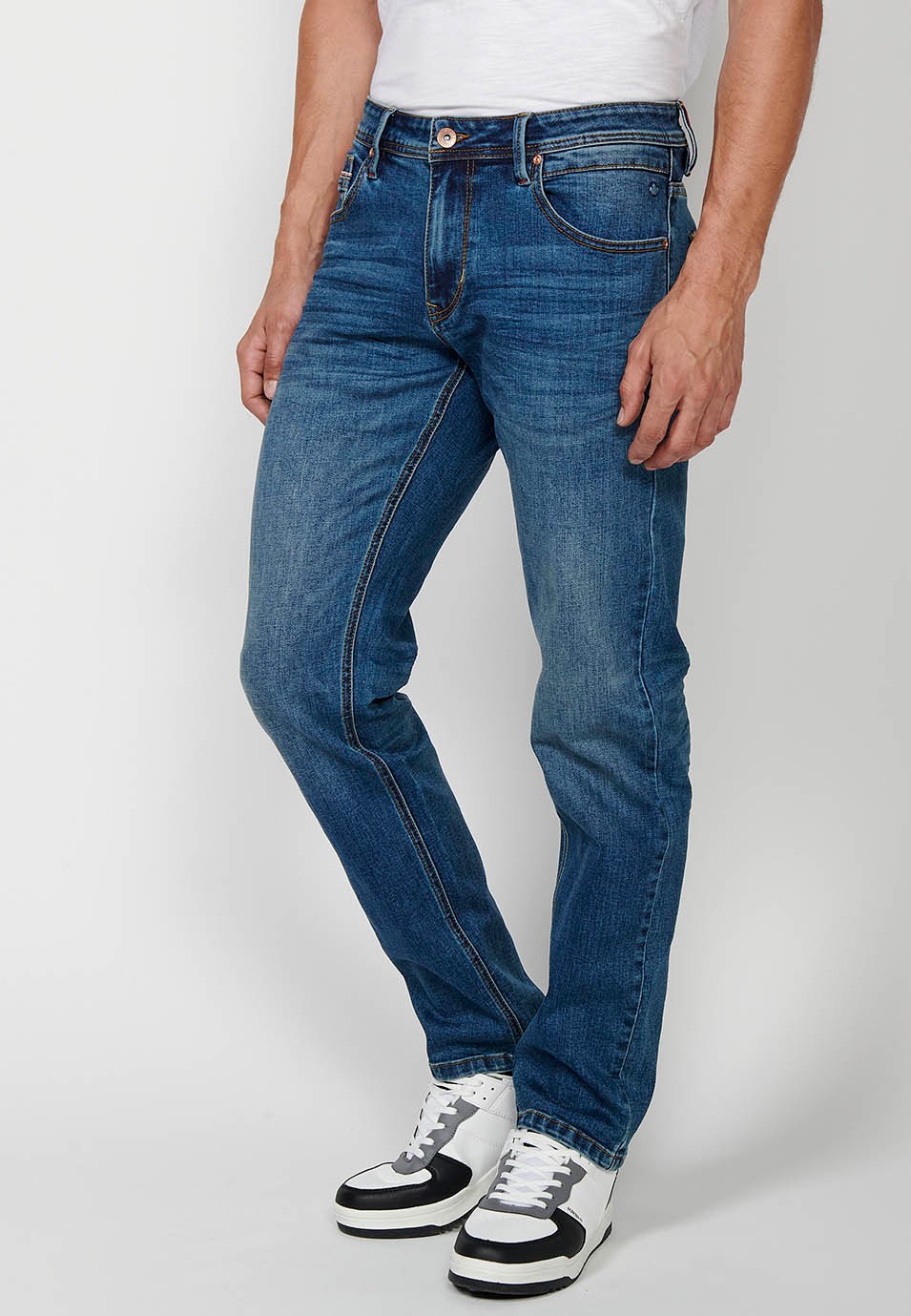 Pantalon droit en denim coupe régulière avec fermeture éclair sur le devant et fermeture boutonnée avec poches bleues pour homme