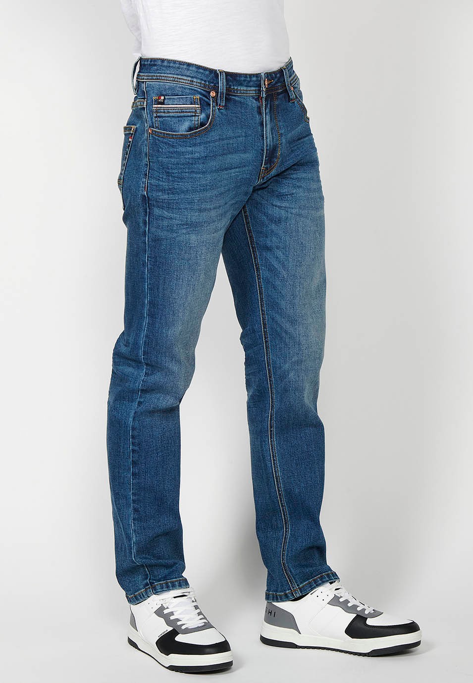 Pantalon droit en denim coupe régulière avec fermeture éclair sur le devant et fermeture boutonnée avec poches bleues pour homme