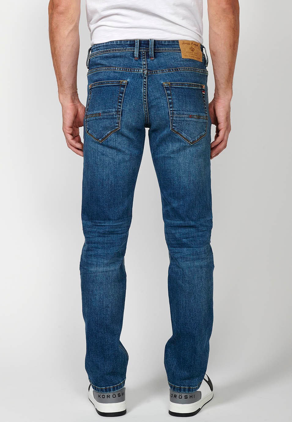 Pantalon droit en denim coupe régulière avec fermeture éclair sur le devant et fermeture boutonnée avec poches bleues pour homme