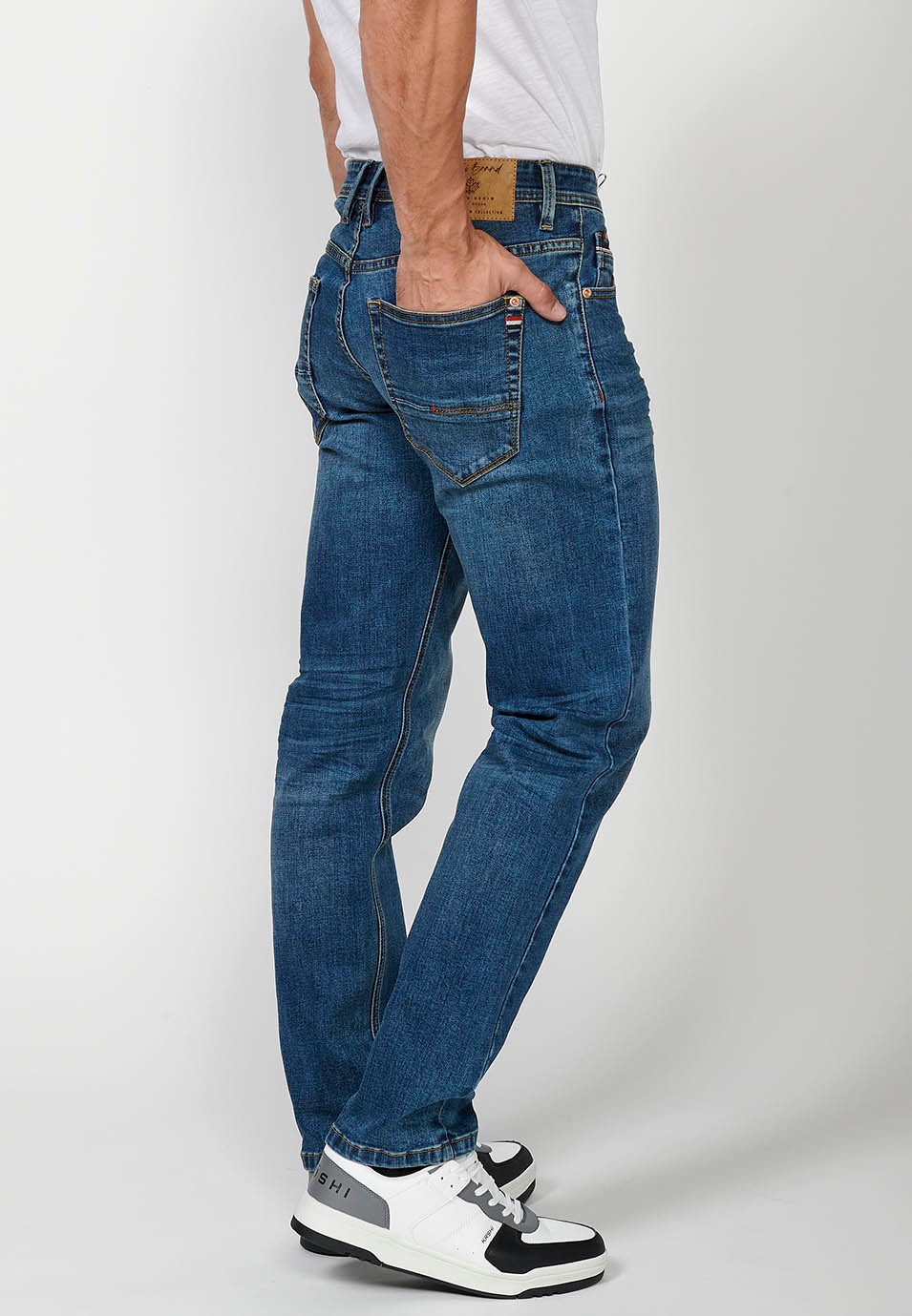 Pantalon droit en denim coupe régulière avec fermeture éclair sur le devant et fermeture boutonnée avec poches bleues pour homme