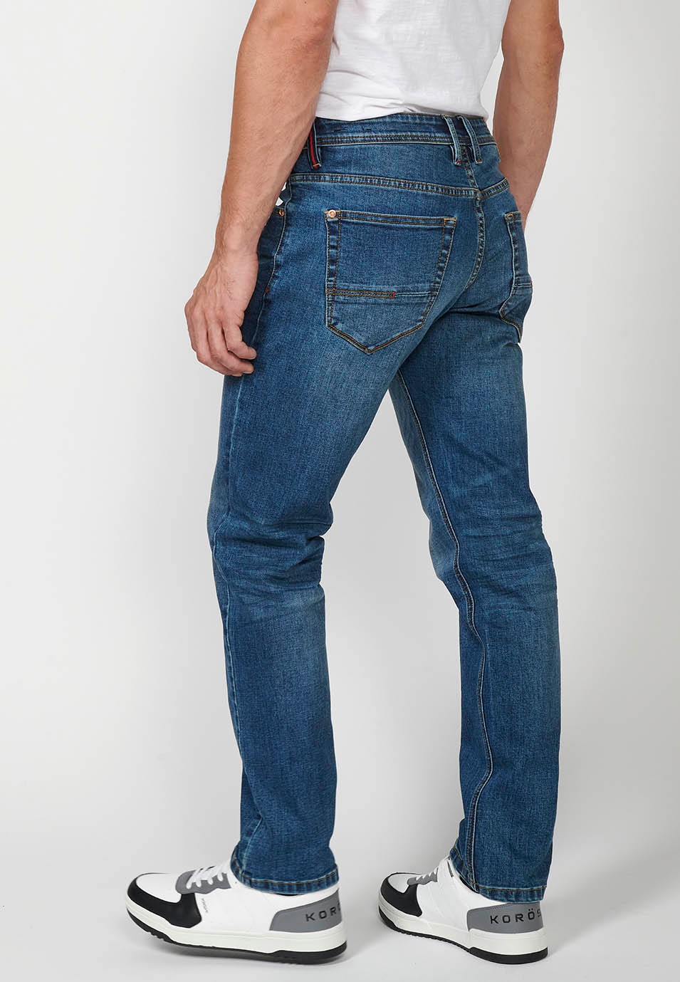 Pantalon droit en denim coupe régulière avec fermeture éclair sur le devant et fermeture boutonnée avec poches bleues pour homme