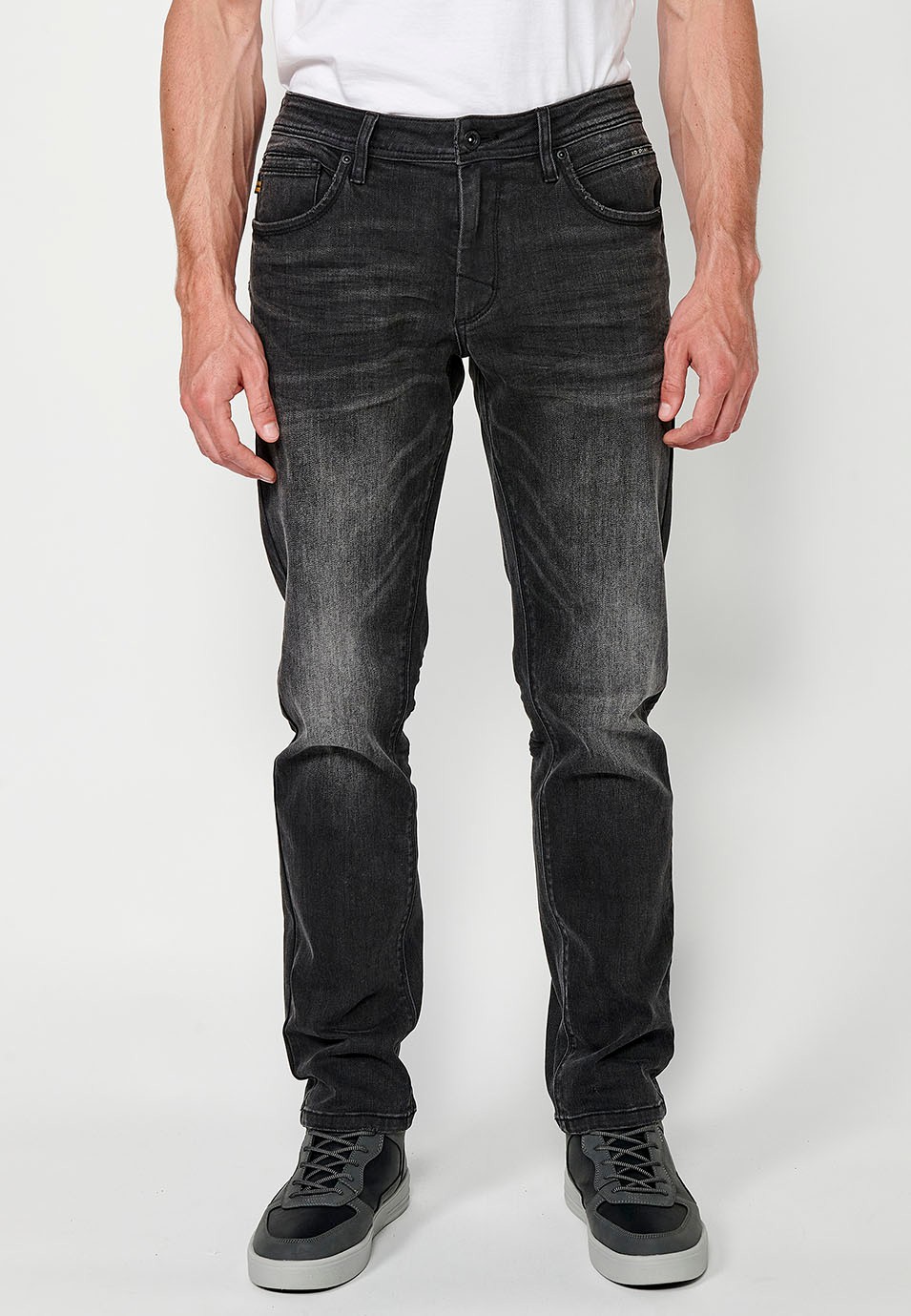 Pantalon long droit en denim coupe régulière avec fermeture éclair et bouton sur le devant et cinq poches, une poche, couleur Noir pour Homme