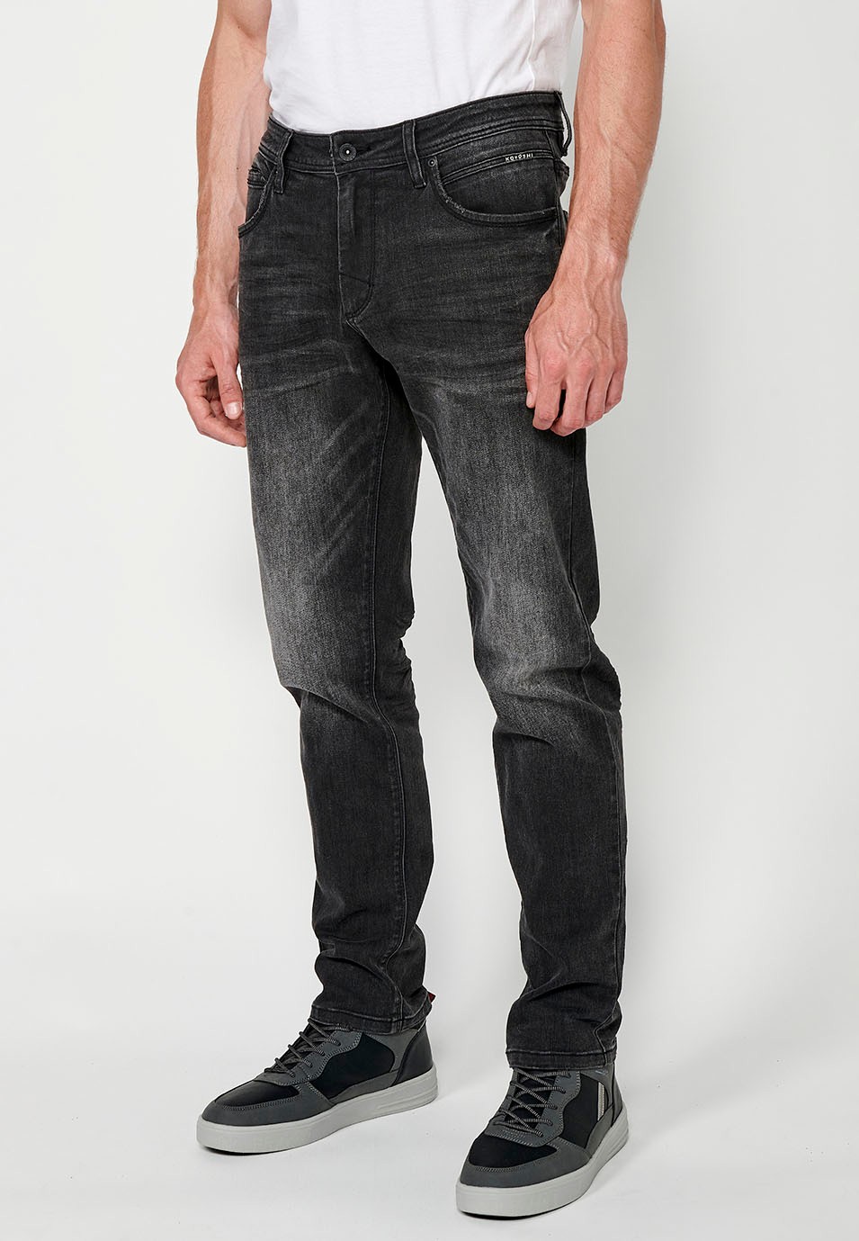 Pantalon long droit en denim coupe régulière avec fermeture éclair et bouton sur le devant et cinq poches, une poche, couleur Noir pour Homme