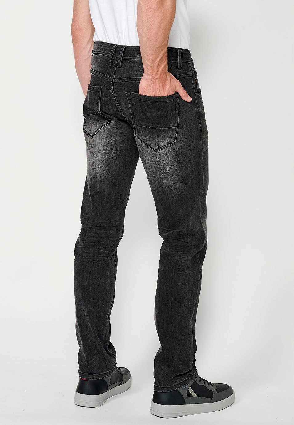 Pantalon long droit en denim coupe régulière avec fermeture éclair et bouton sur le devant et cinq poches, une poche, couleur Noir pour Homme