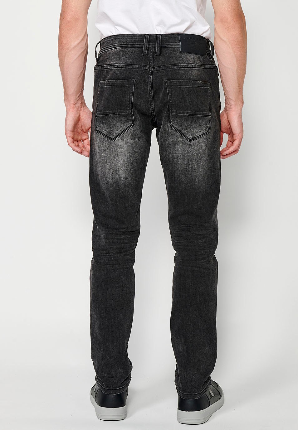 Pantalon long droit en denim coupe régulière avec fermeture éclair et bouton sur le devant et cinq poches, une poche, couleur Noir pour Homme