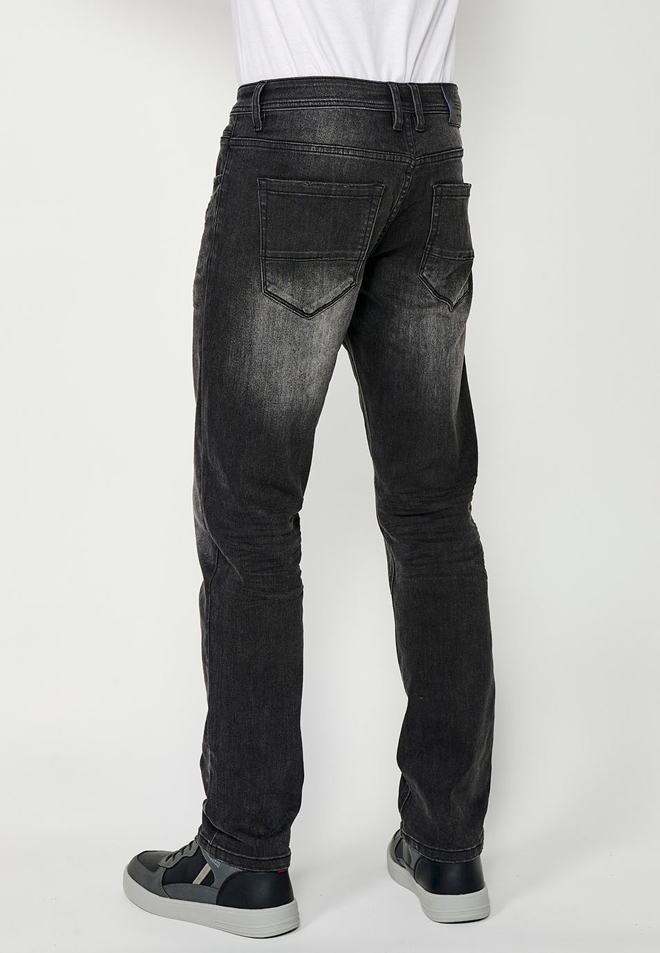 Pantalon long droit en denim coupe régulière avec fermeture éclair et bouton sur le devant et cinq poches, une poche, couleur Noir pour Homme