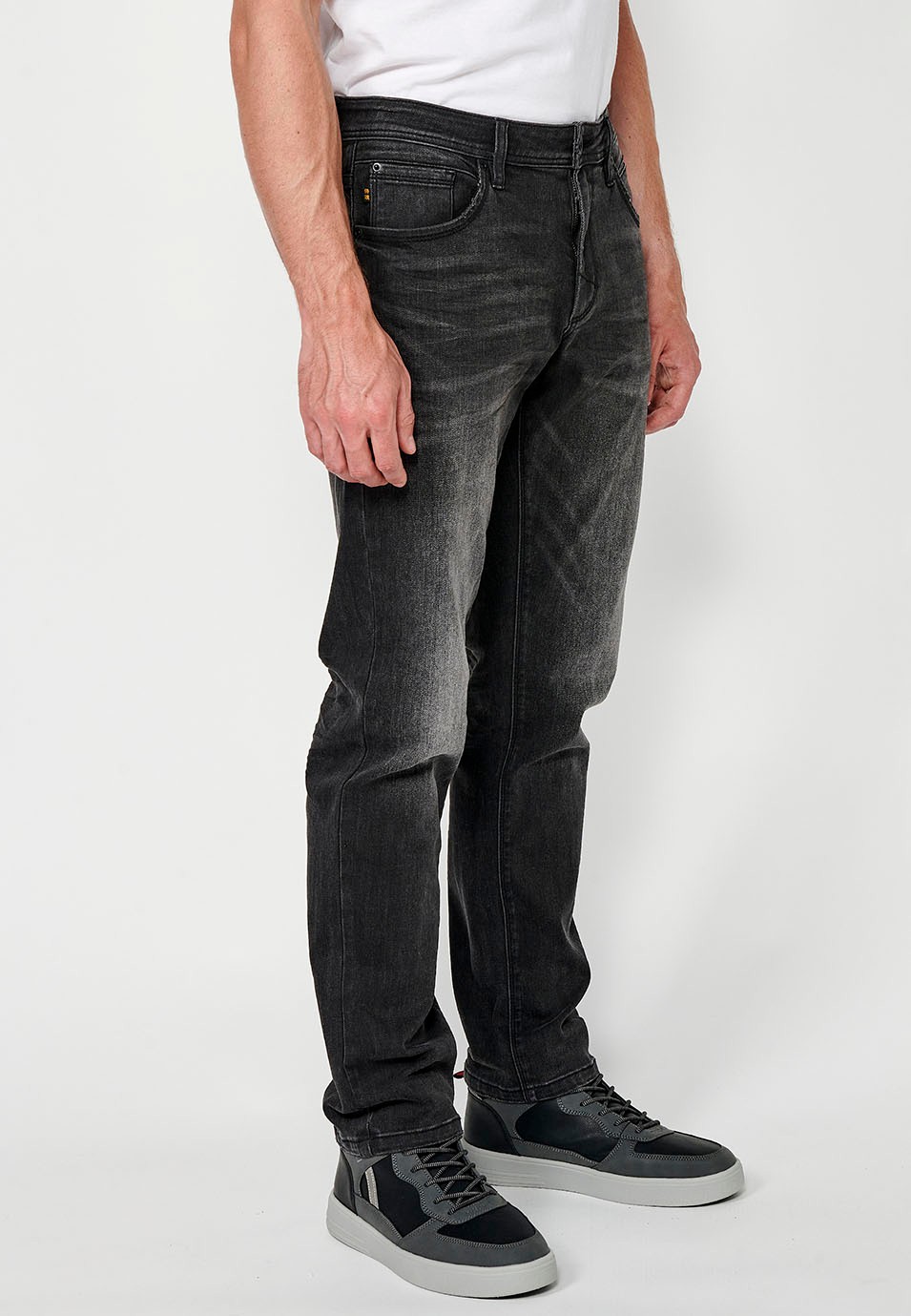 Pantalon long droit en denim coupe régulière avec fermeture éclair et bouton sur le devant et cinq poches, une poche, couleur Noir pour Homme