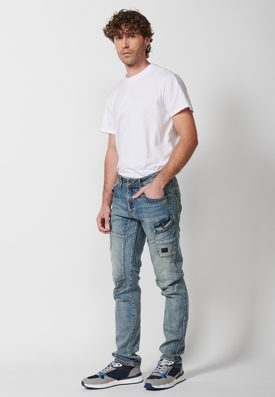 Pantalon cargo long de travail coupe classique avec détails de poches et fermeture sur le devant avec fermeture éclair et bouton en Bleu pour homme