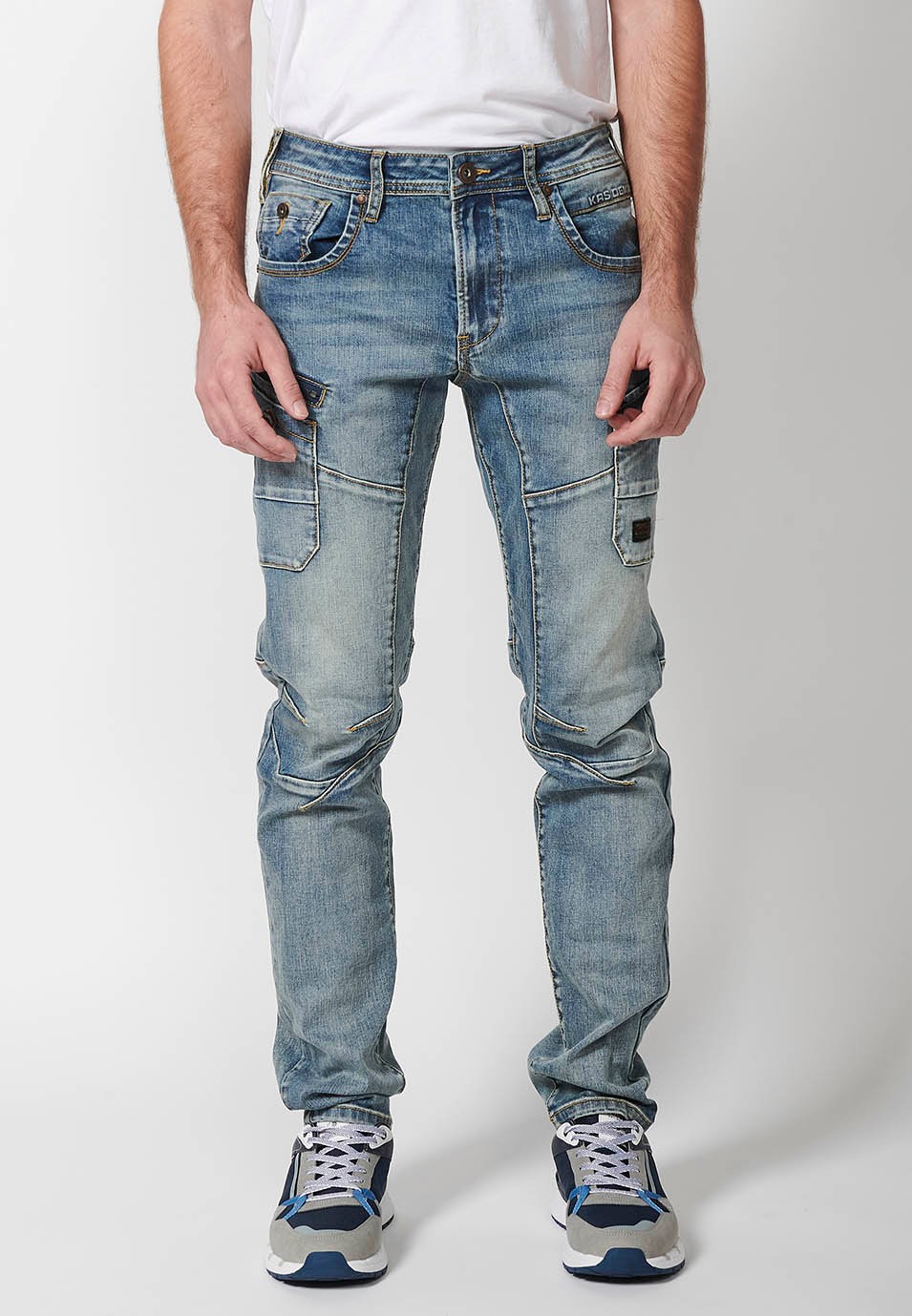 Pantalon cargo long de travail coupe classique avec détails de poches et fermeture sur le devant avec fermeture éclair et bouton en Bleu pour homme