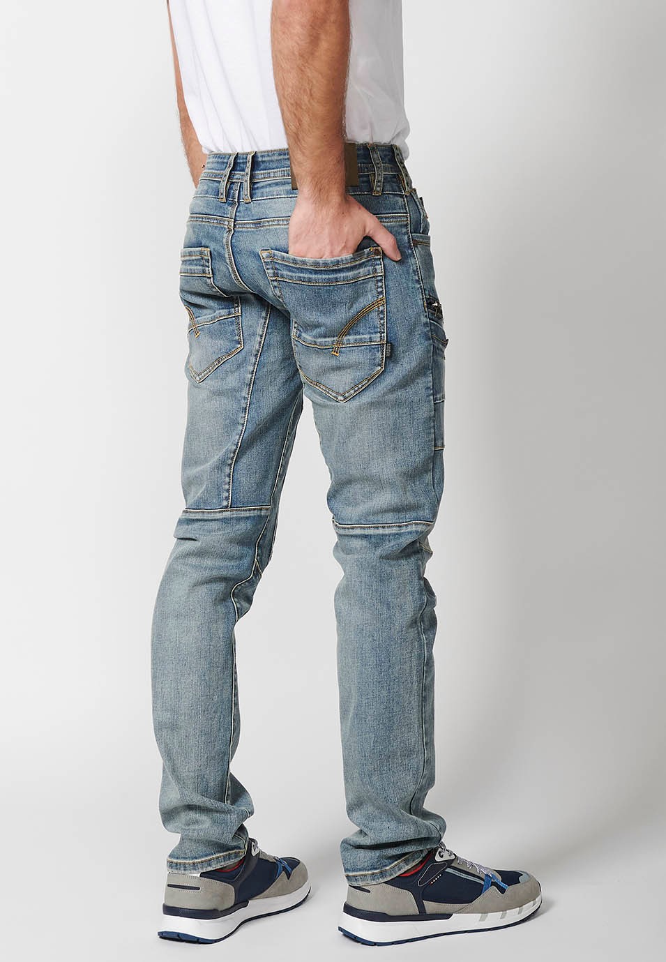 Pantalon cargo long de travail coupe classique avec détails de poches et fermeture sur le devant avec fermeture éclair et bouton en Bleu pour homme