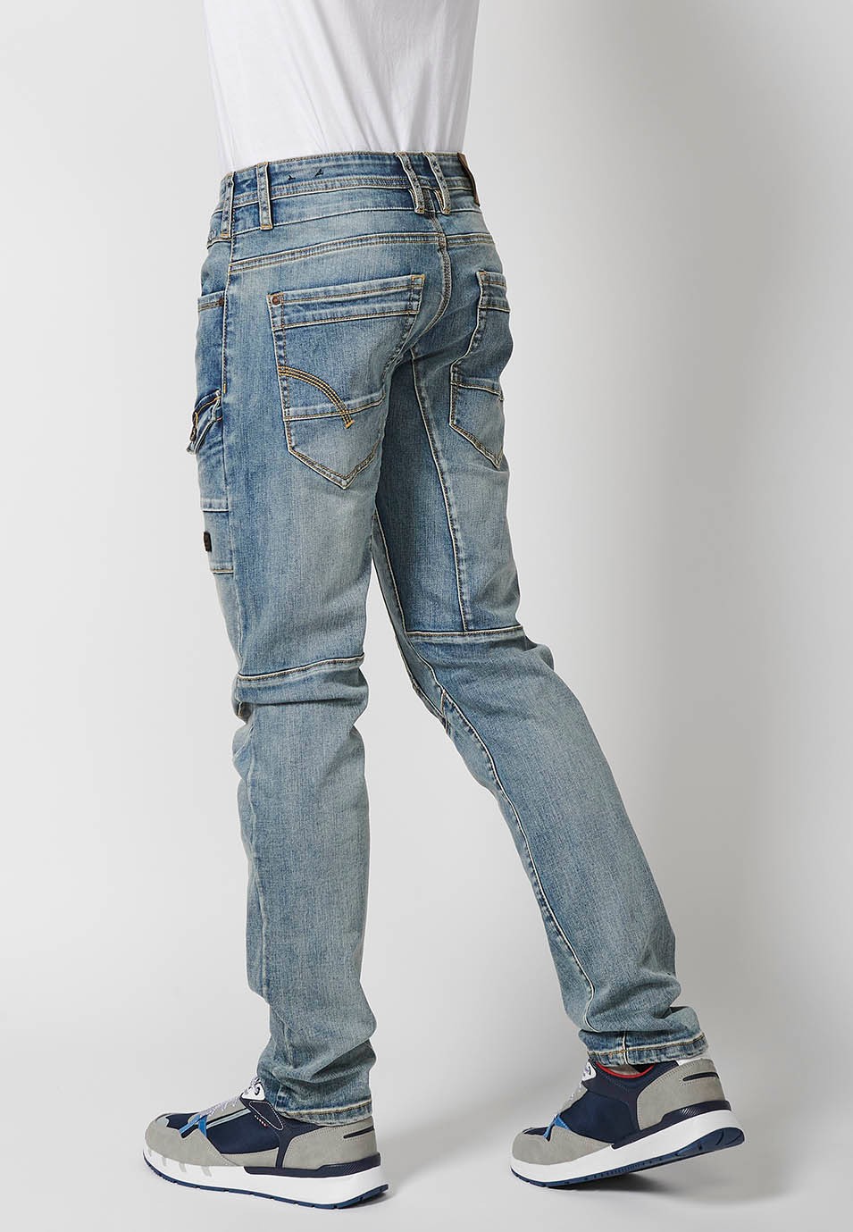 Pantalon cargo long de travail coupe classique avec détails de poches et fermeture sur le devant avec fermeture éclair et bouton en Bleu pour homme