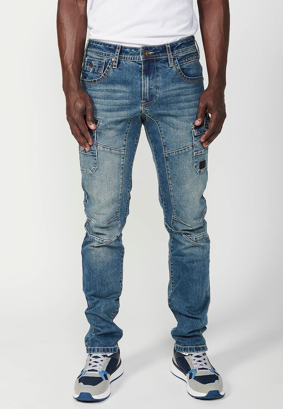 Pantalon long cargo de travail coupe régulière avec fermeture éclair sur le devant et fermeture boutonnée et poches en bleu pour homme