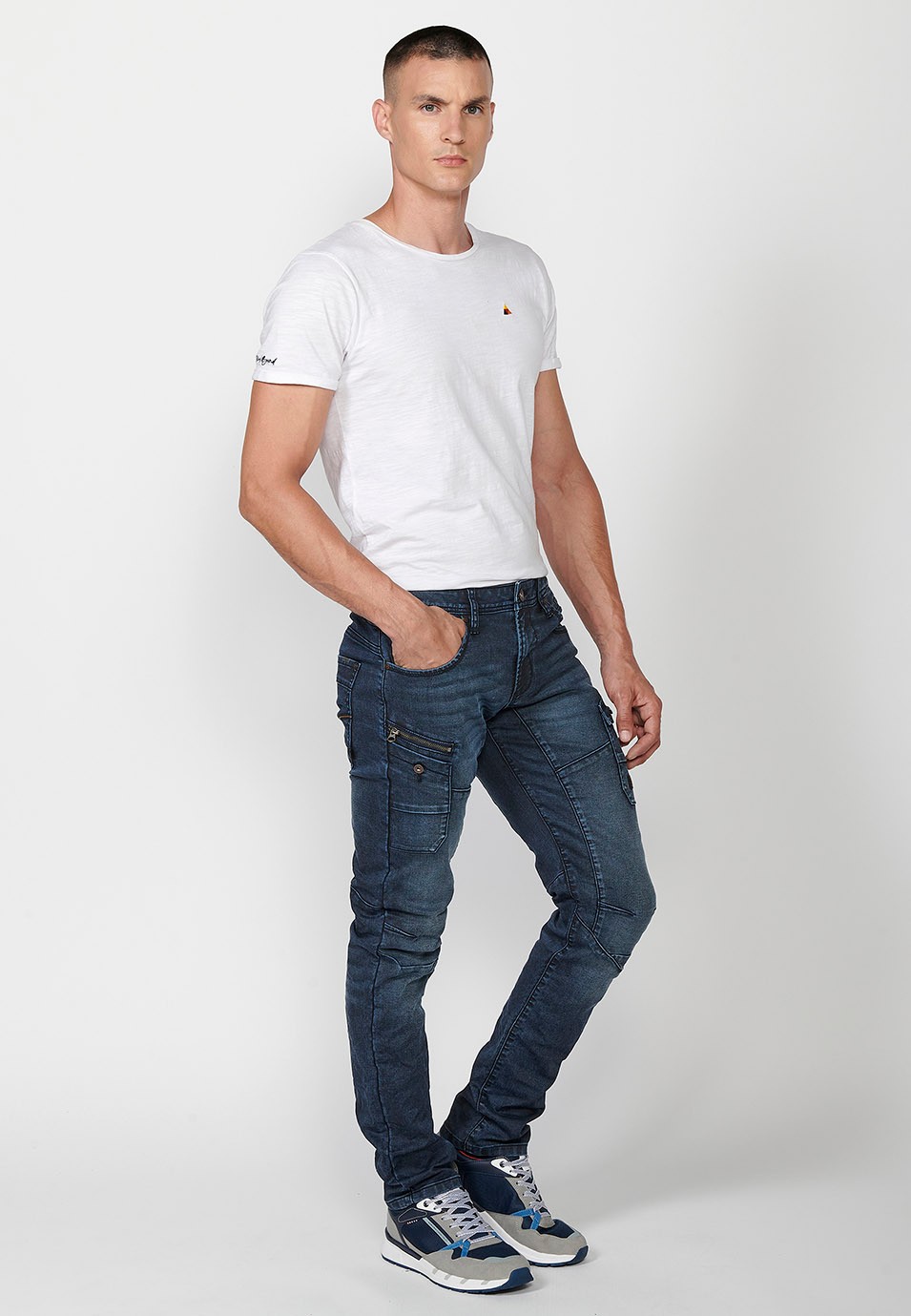 Pantalon long slim workwear coupe classique avec fermeture éclair sur le devant et fermeture boutonnée avec détails de poches latérales en Bleu pour homme