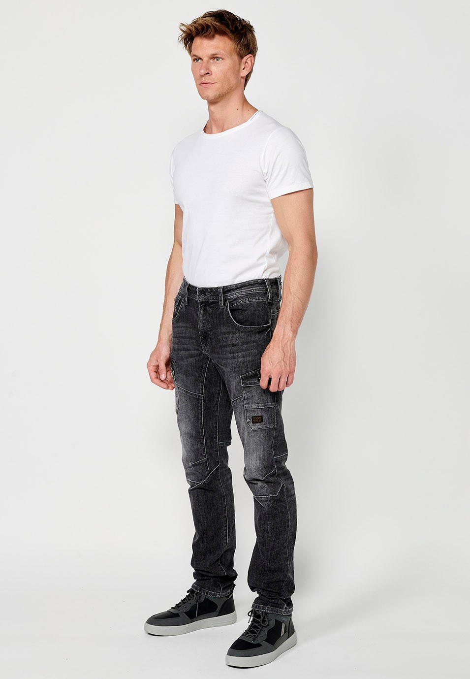 Pantalon cargo long en denim Workwear coupe classique avec fermeture éclair sur le devant, fermeture boutonnée et détails de poches en Noir pour homme