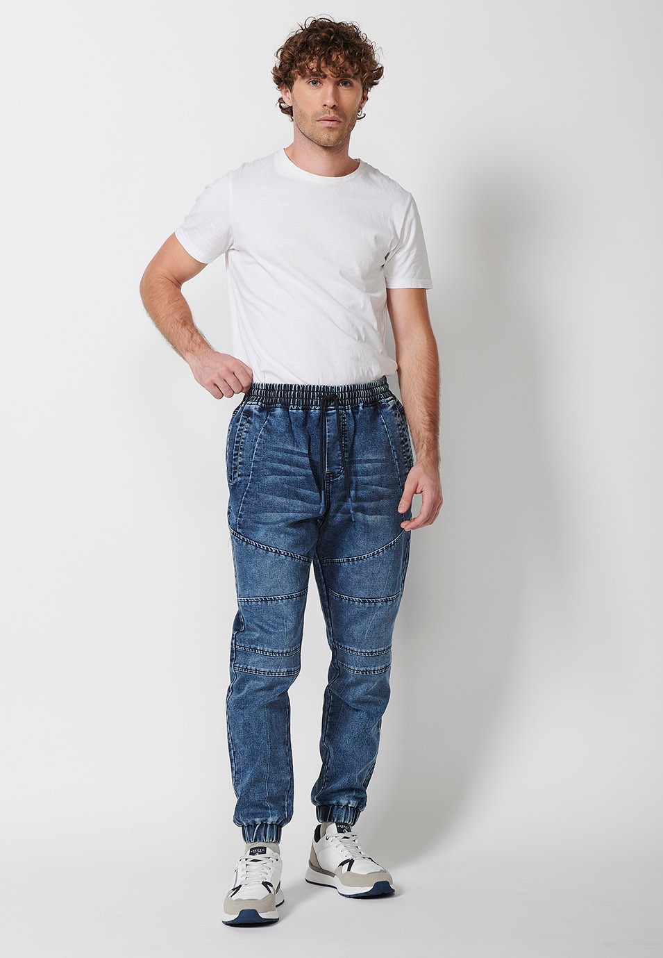 Pantalon de jogging long avec taille caoutchoutée réglable et cordon de serrage pour homme en bleu