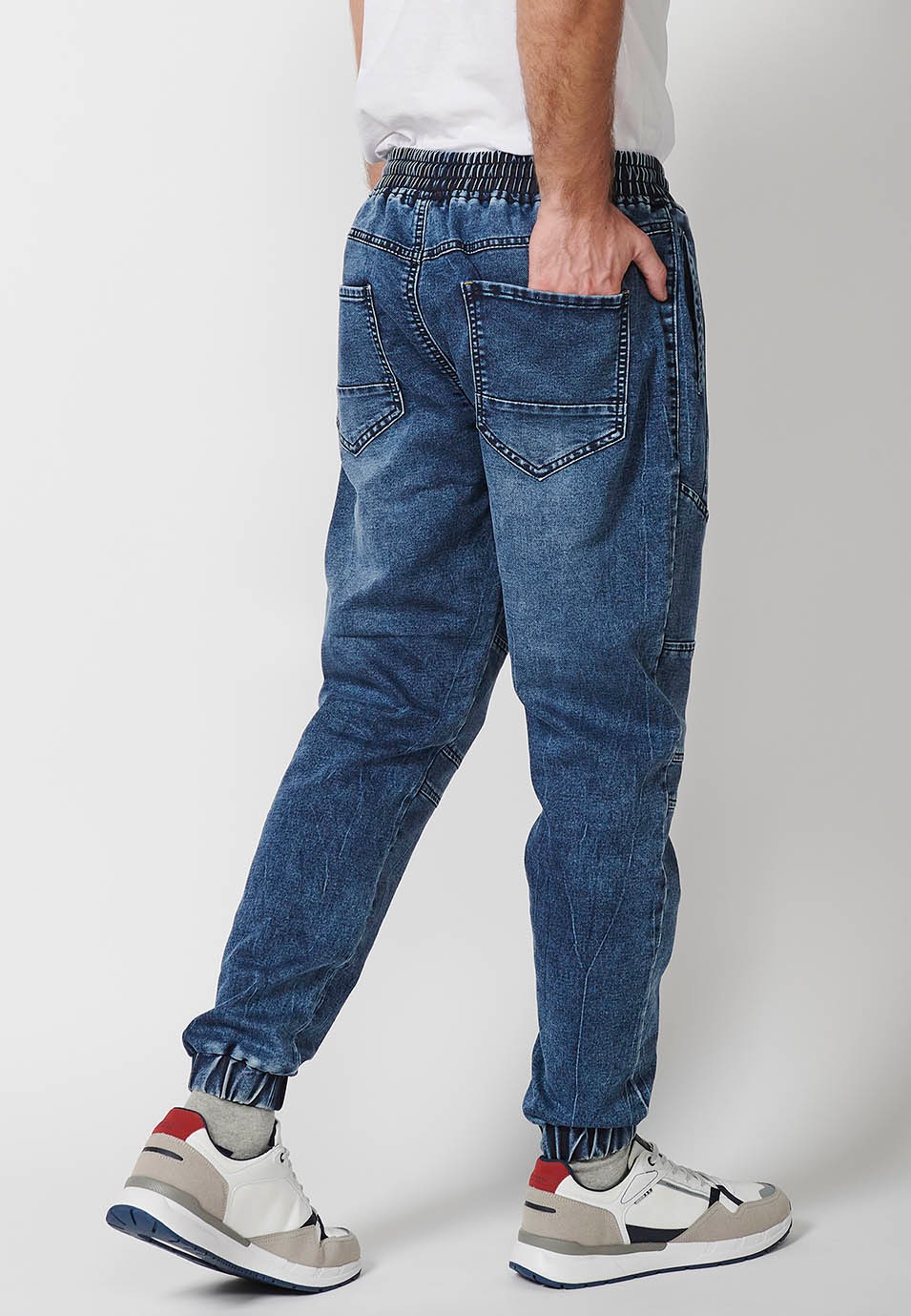 Pantalón largo jogger con cintura ajustable engomada y cordón para hombre de color azul 6