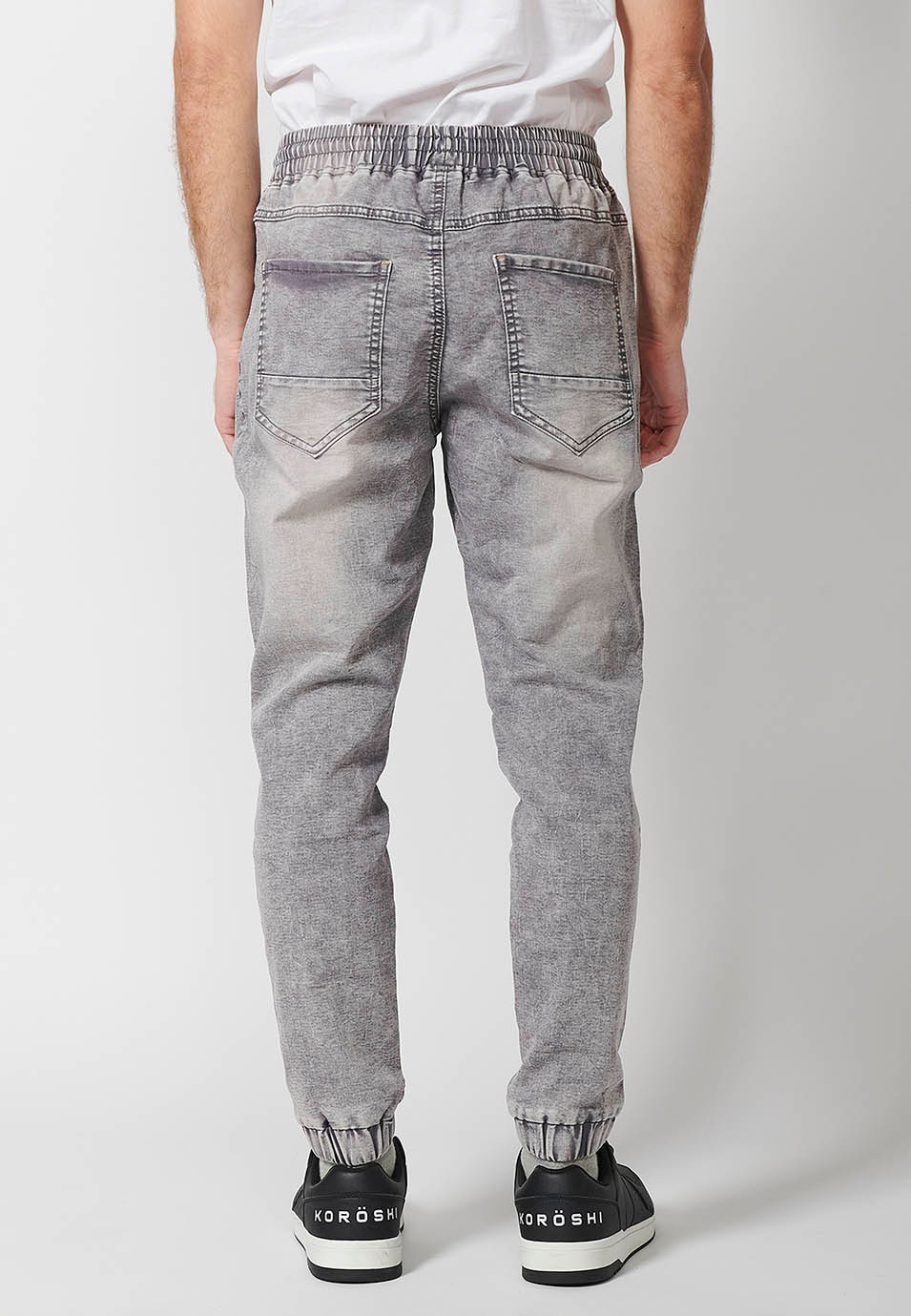 Pantalón largo jogger con cintura ajustable engomada y cordón para hombre de color gris 2