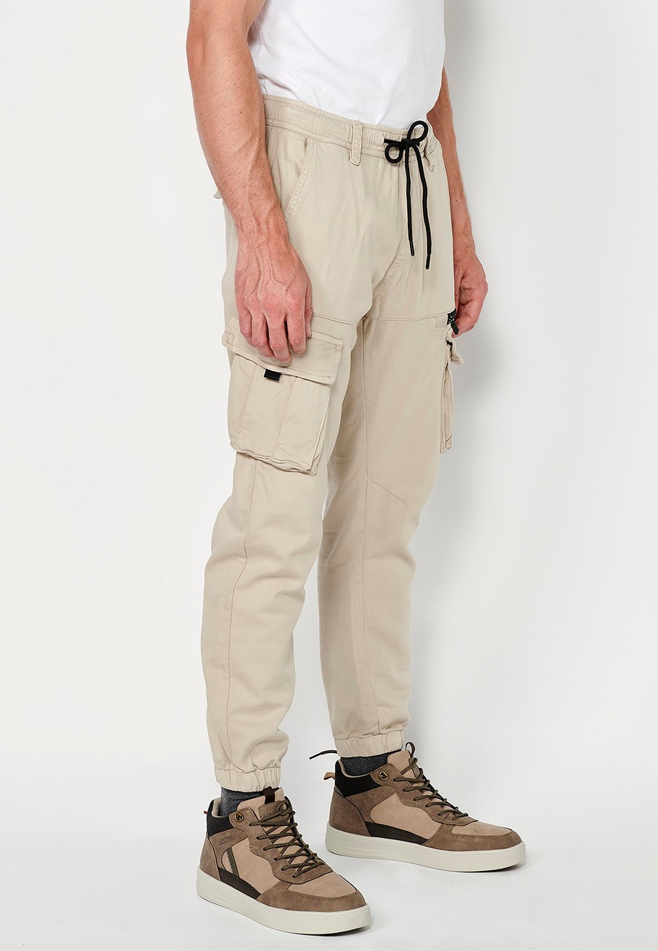 Pantalón largo jogger con cintura y tobillos con goma elástica y bolsillos para hombre en color beige 3