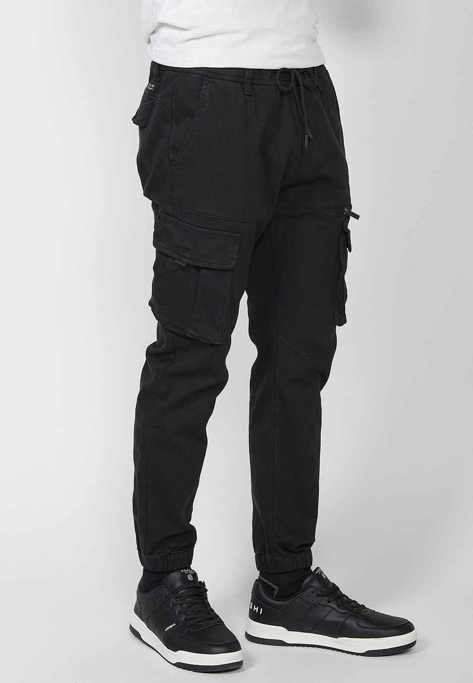 Pantalón largo jogger con cintura y tobillos con goma elástica y bolsillos para hombre en color negro 1