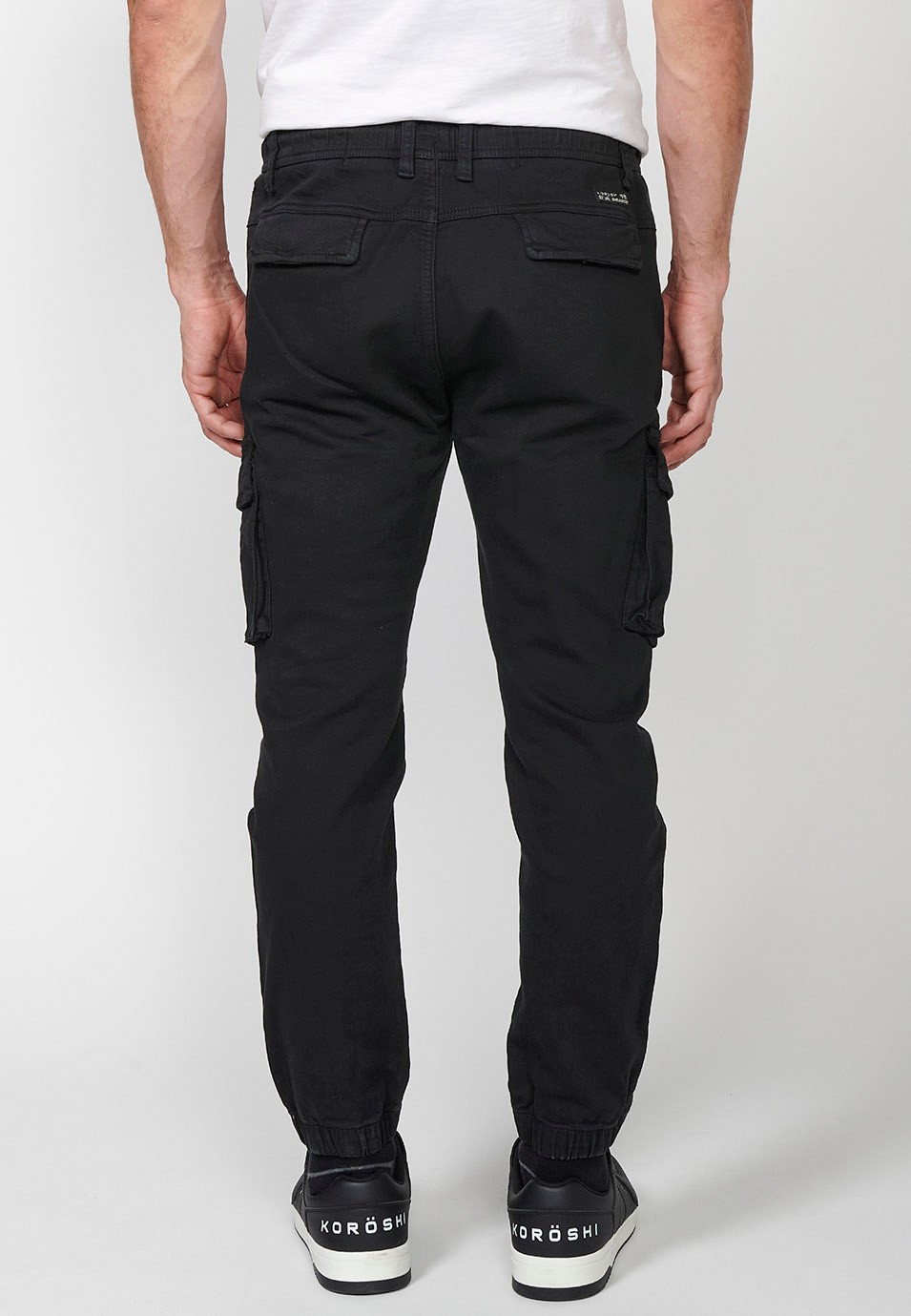 Pantalón largo jogger con cintura y tobillos con goma elástica y bolsillos para hombre en color negro 6