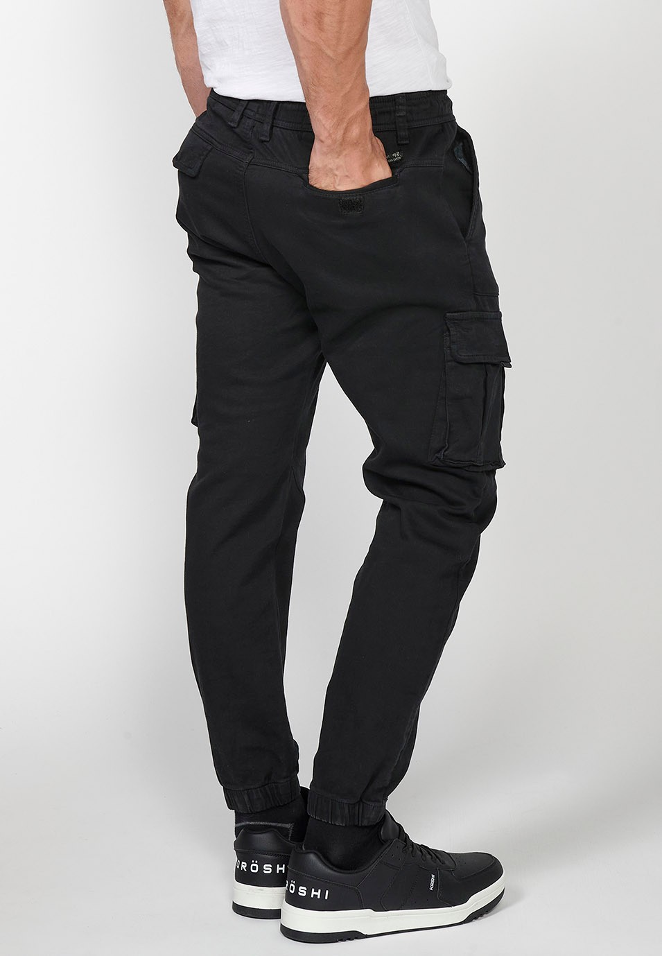 Pantalón largo jogger con cintura y tobillos con goma elástica y bolsillos para hombre en color negro 4