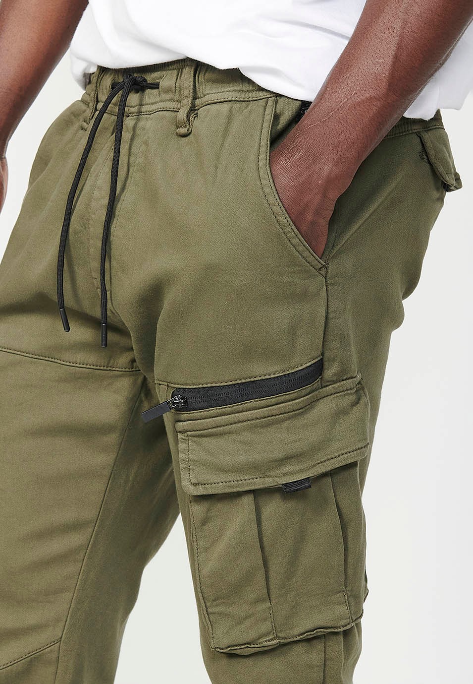 Pantalons llargs jogger amb cintura i turmells amb goma elàstica i butxaques per a home en color verd 7