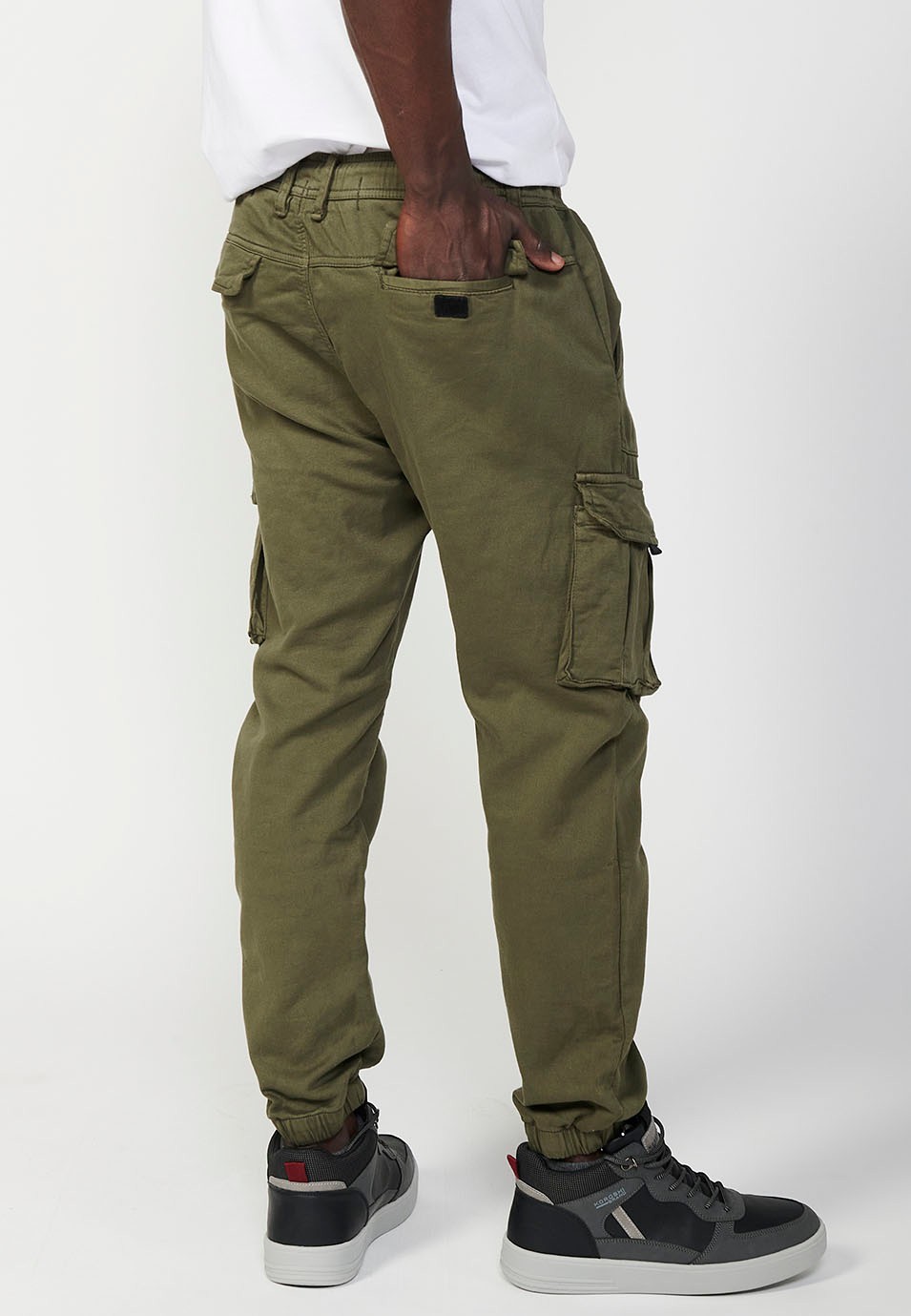 Long jogger pants with elastic waist and ankles and pockets for men in green 4