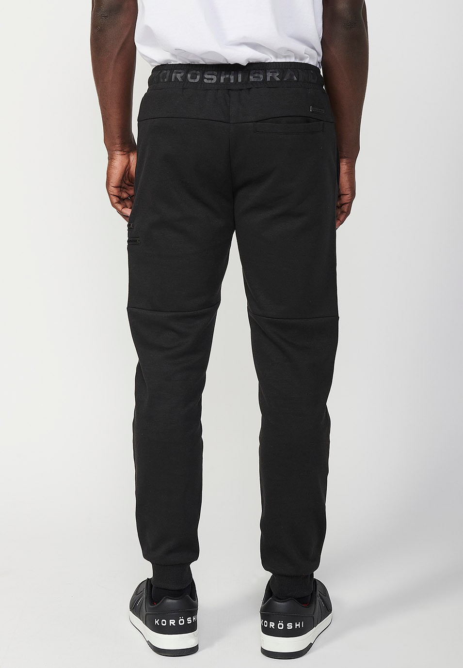 Pantalón largo jogger con cintura engomada y bolsillos con costuras en las rodillas para hombre de color negro 4