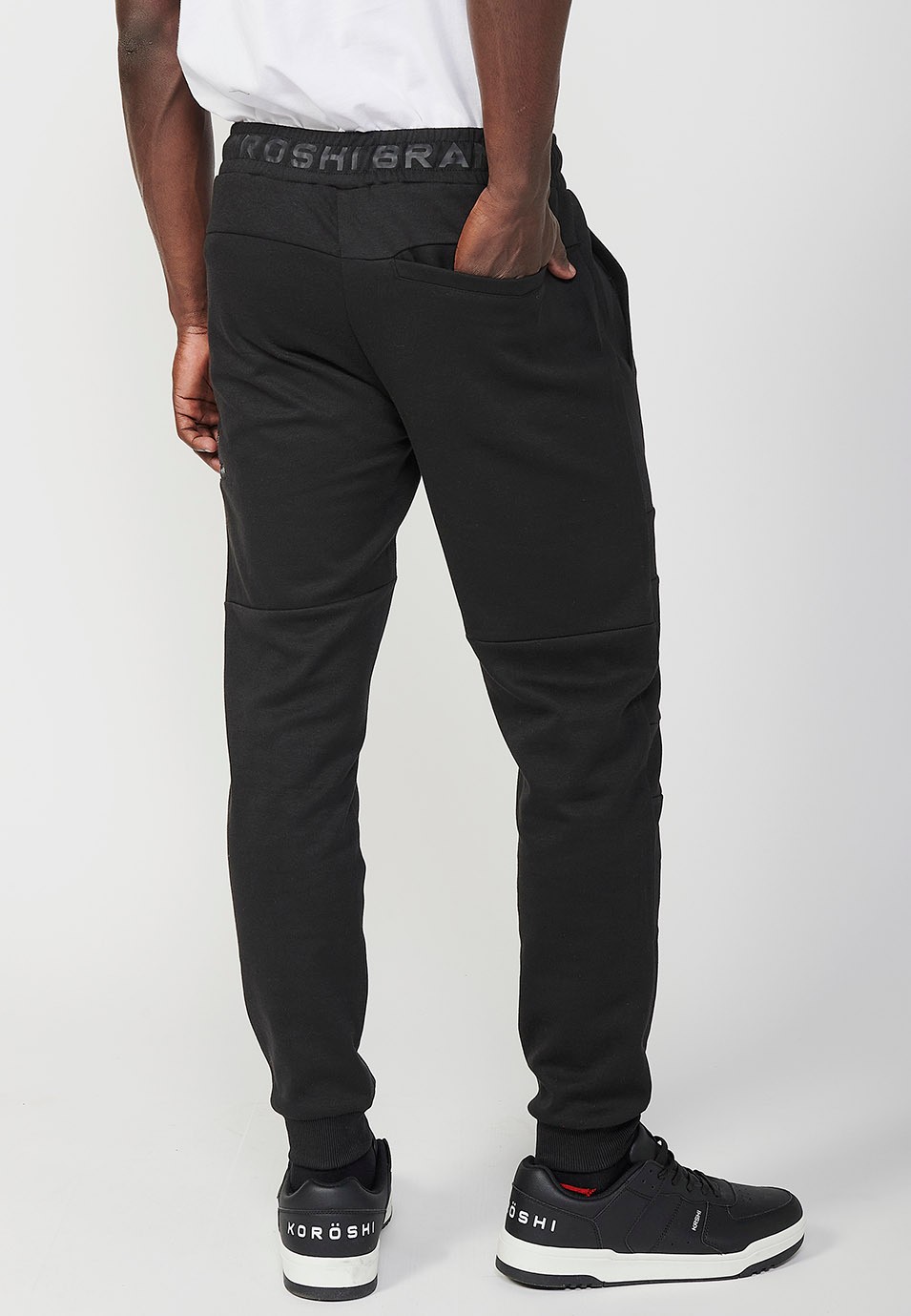 Pantalon de jogging long avec taille caoutchoutée et poches avec coutures aux genoux pour homme en noir 5