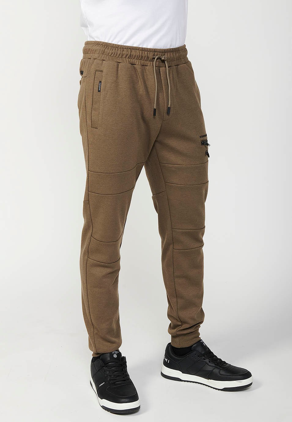 Pantalón largo jogger con cintura engomada y bolsillos con costuras en las rodillas para hombre de color marrón