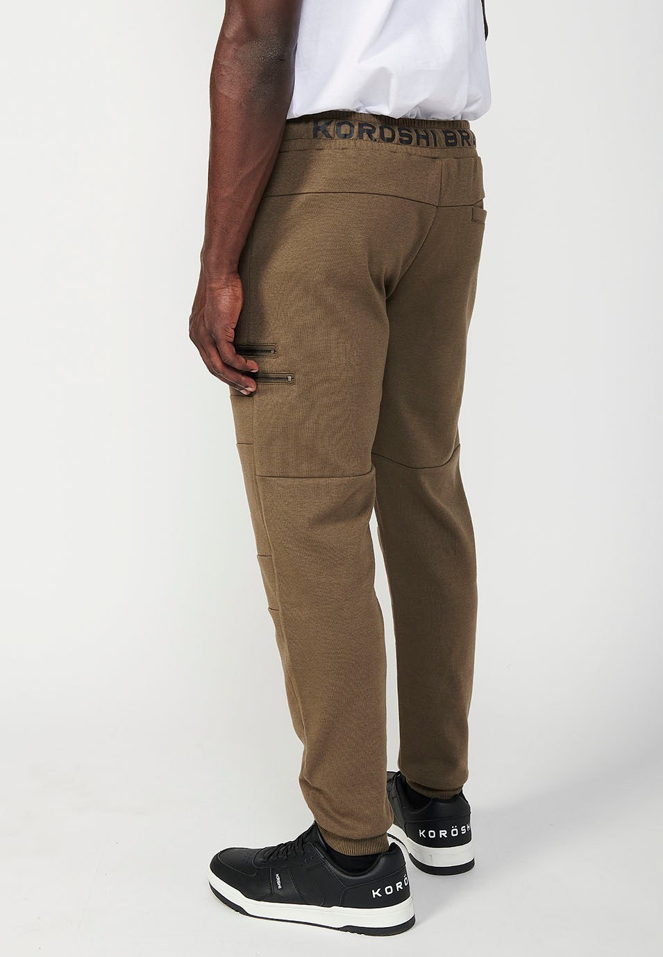 Pantalon de jogging long pour homme marron avec ceinture caoutchoutée et poches dans les coutures aux genoux