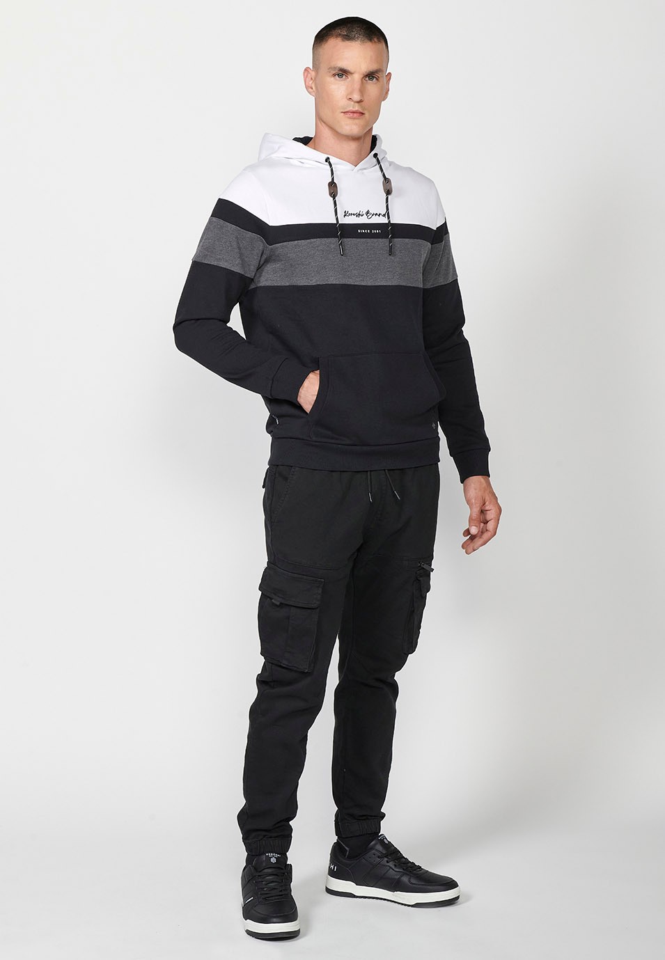 Schwarzes Herren-Sweatshirt mit Kapuze, Langarm, Kragen, Vorderdetails und Vordertaschen 3