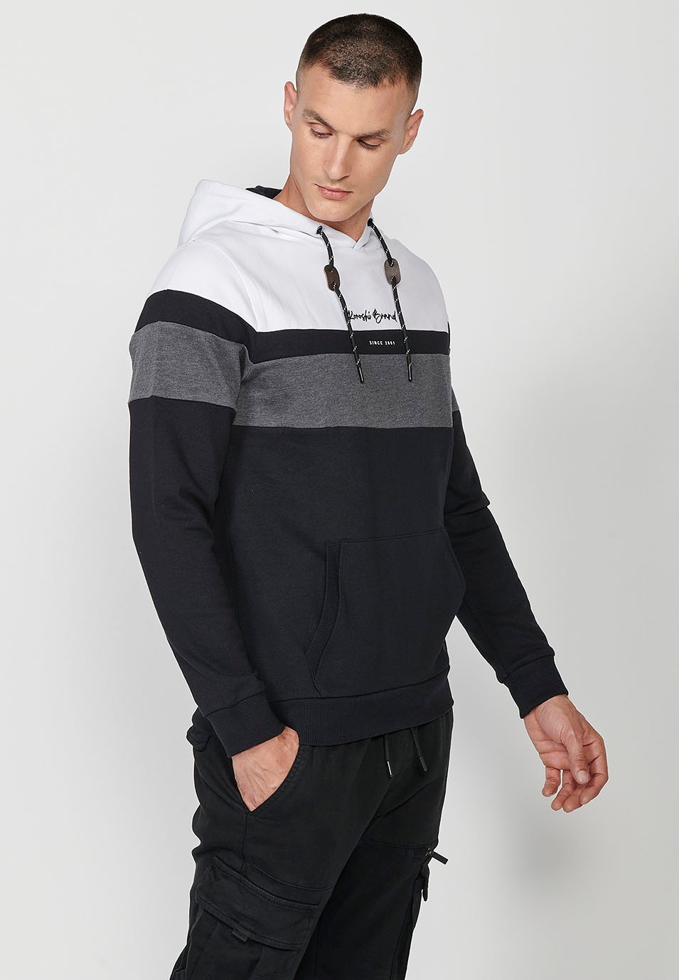 Sudadera de manga larga con cuello y capucha con detalle delantero y bolsillos delanteros para hombre de color negro 4