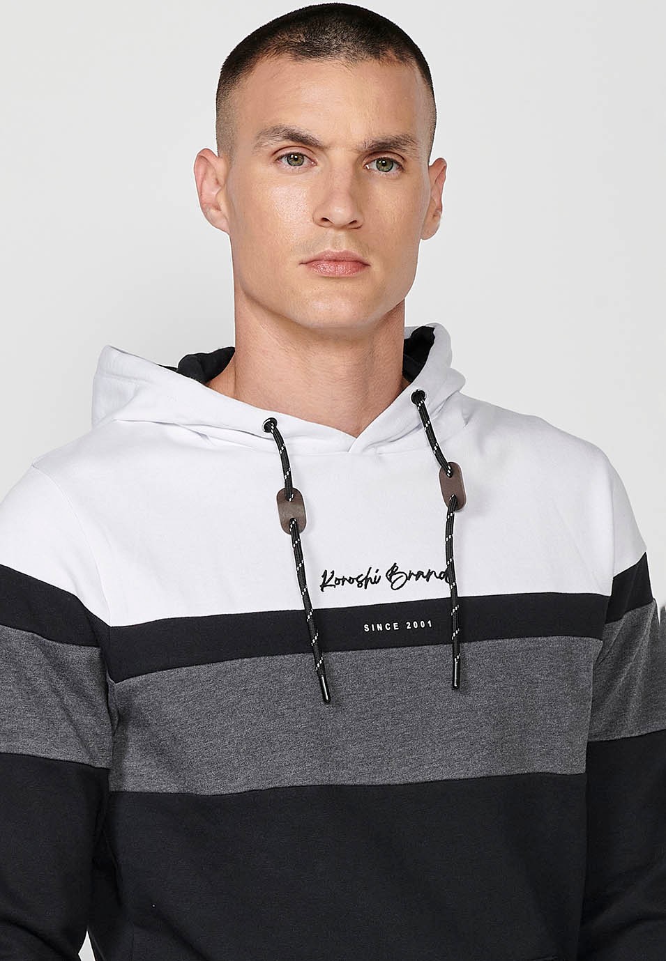 Sweat-shirt à capuche noir à manches longues pour hommes avec détails sur le devant et poches avant 2