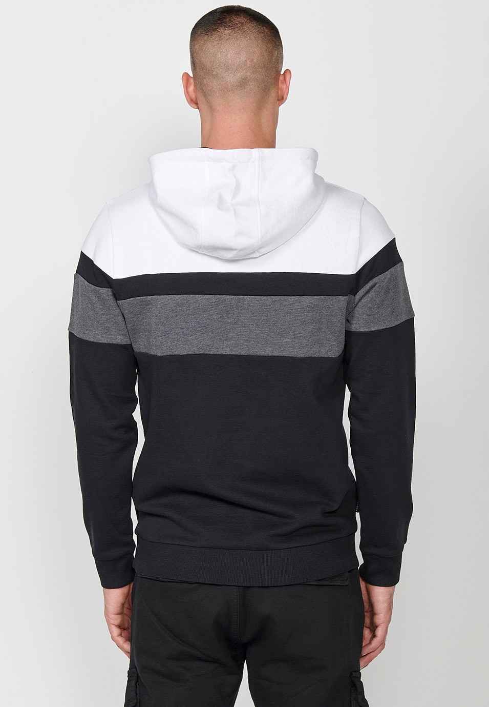 Sweat-shirt à capuche noir à manches longues pour hommes avec détails sur le devant et poches avant 5