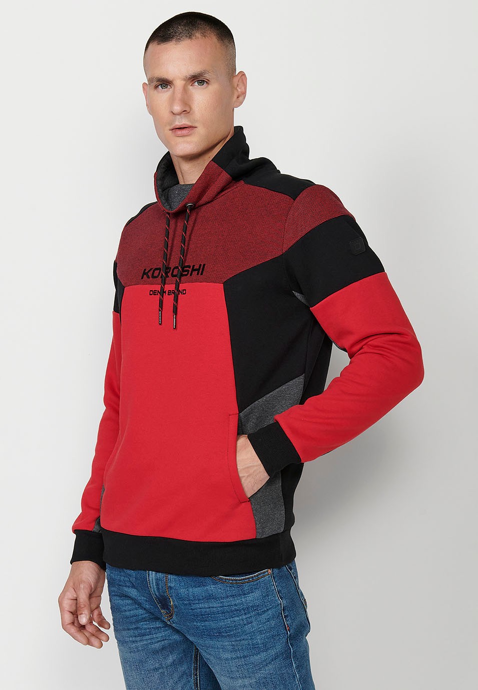 Sweat homme rouge à manches longues et col montant avec détail devant et poches avant