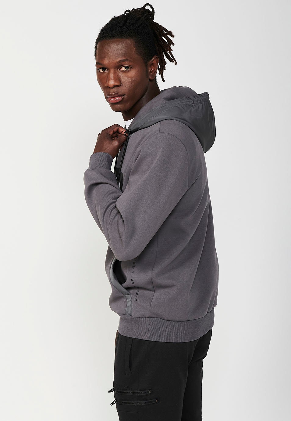 Sweat-shirt gris foncé à manches longues et col à capuche pour hommes, avec poches avant 1