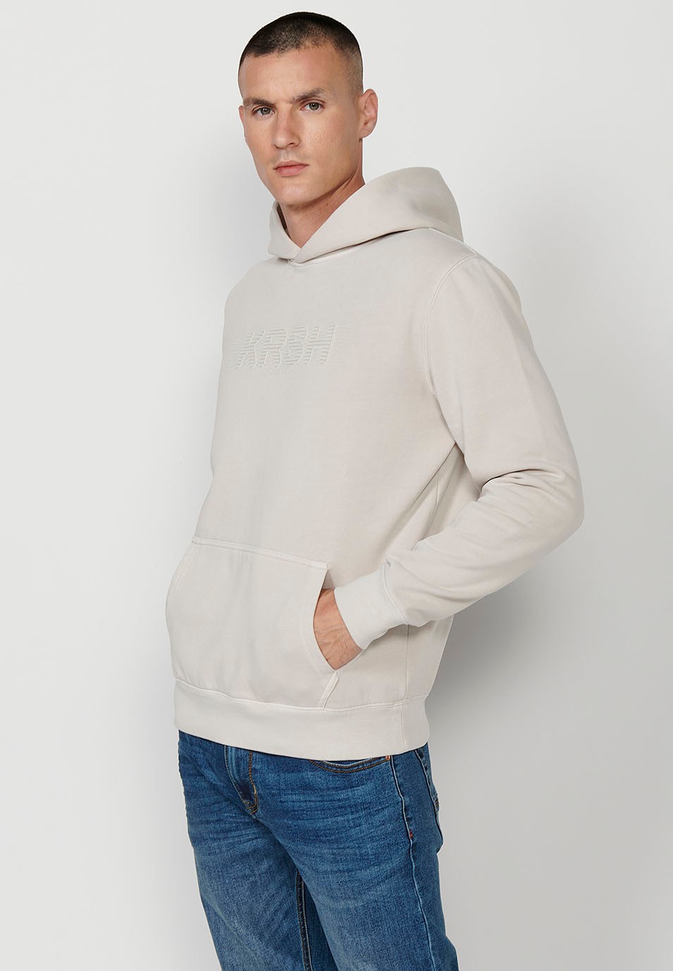 Sudadera de manga larga y cuello con capucha y detalle delantero con bolsillos delanteros para hombre de color ocre