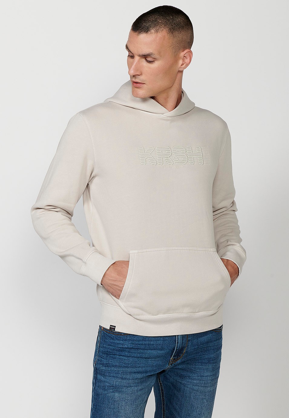 Sudadera de manga larga y cuello con capucha y detalle delantero con bolsillos delanteros para hombre de color ocre