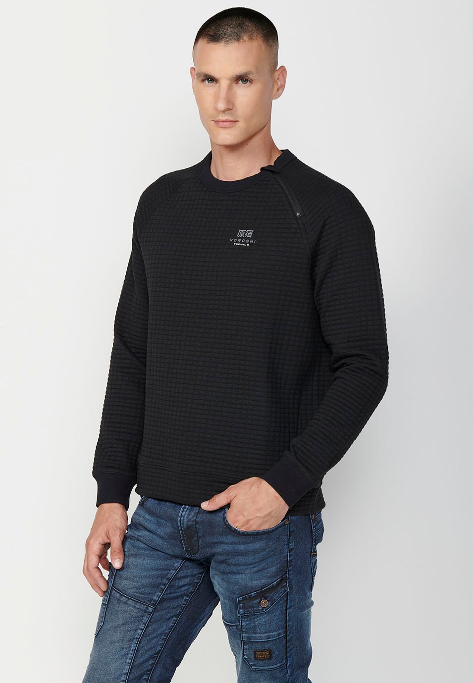 Sudadera de manga larga y cuello redondo con tela texturizada para hombre de color negro