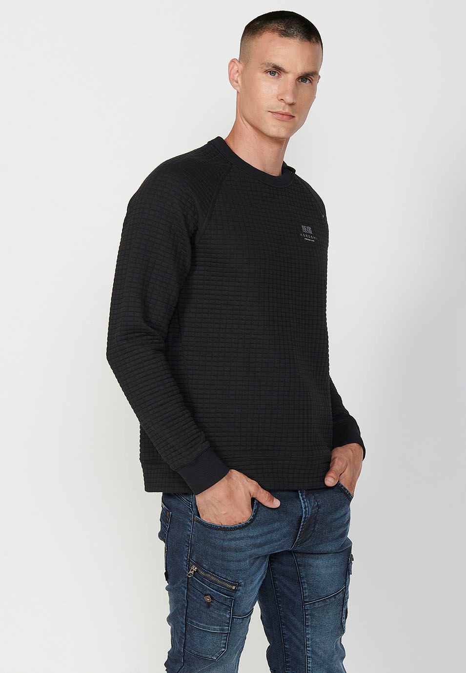 Sweat-shirt à manches longues et col rond en tissu texturé pour homme en noir 1