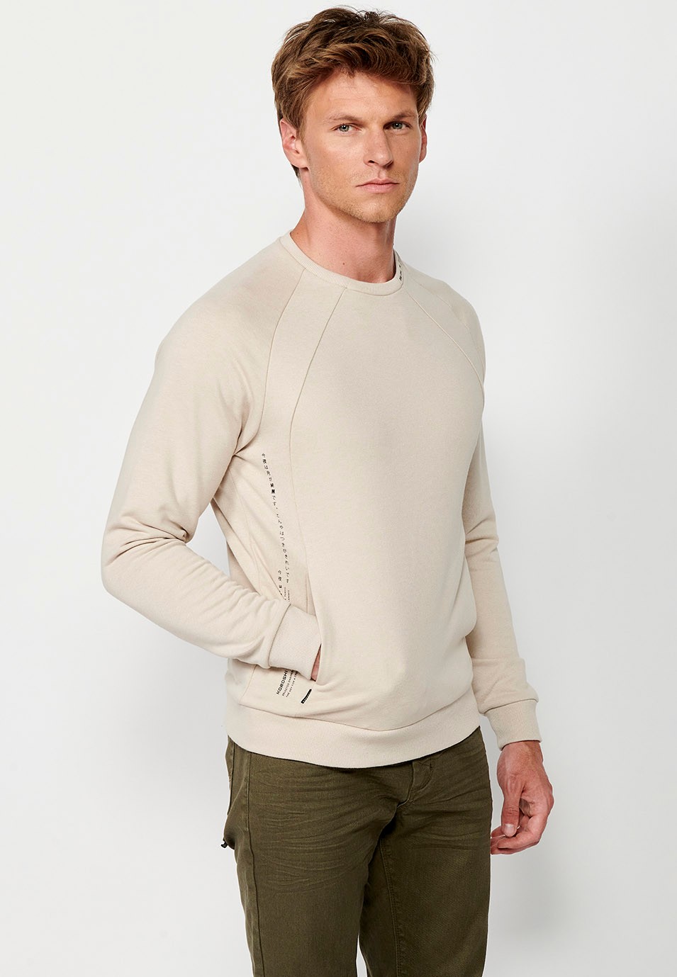 Sudadera de manga larga y cuello redondo con dos bolsillos laterales para hombre de color crudo