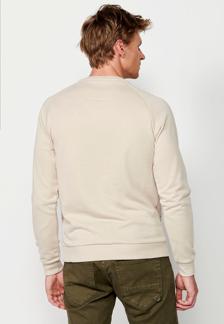 Sudadera de manga larga y cuello redondo con dos bolsillos laterales para hombre de color crudo