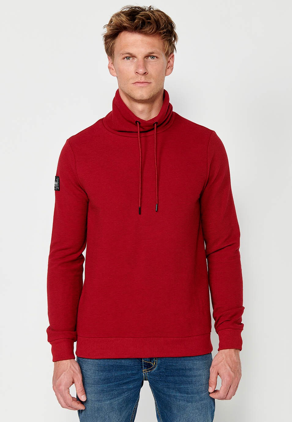 Herren-Sweatshirt mit hohem Kragen, rot, gestreift, strukturierter Stoff, verstellbarer Kordelzug, langärmlig