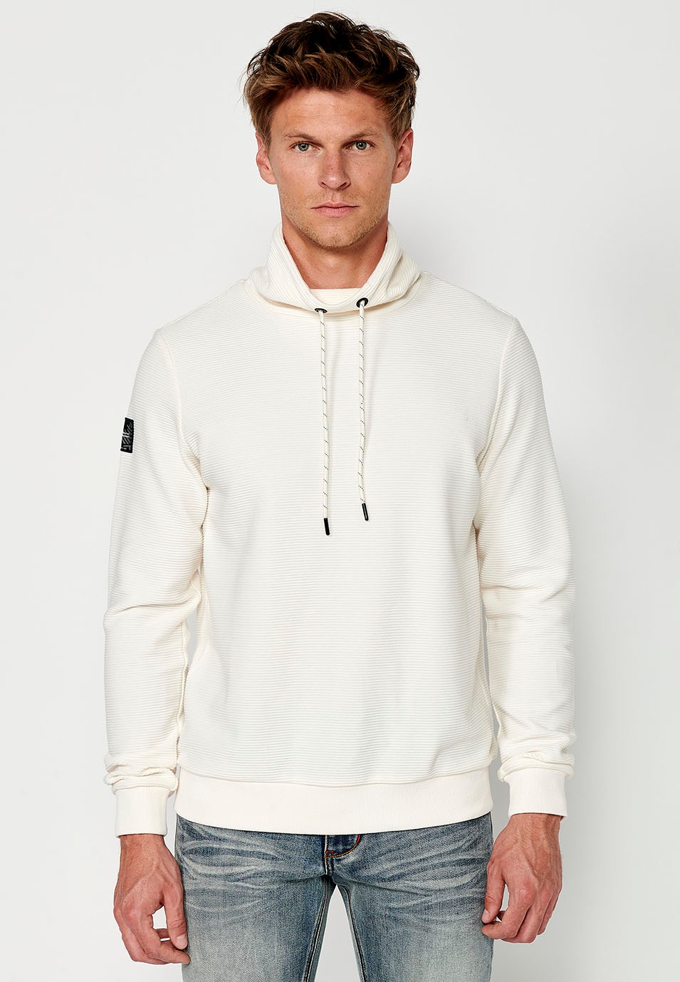 Sudadera de manga larga y cuello alto con cordón ajustable y tela texturizada a rayas para hombre de color crudo