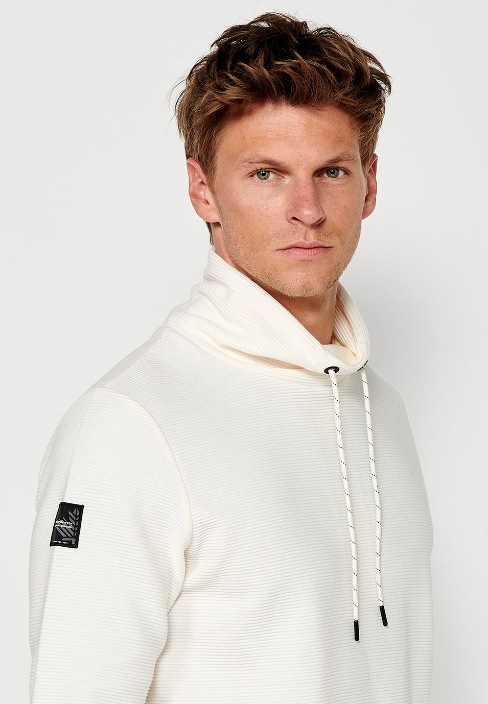 Sudadera de manga larga y cuello alto con cordón ajustable y tela texturizada a rayas para hombre de color crudo