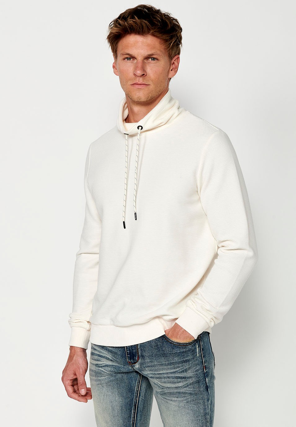 Ecrufarbenes Herren-Sweatshirt mit langen Ärmeln, Stehkragen, verstellbarem Kordelzug und gestreiftem Strukturstoff