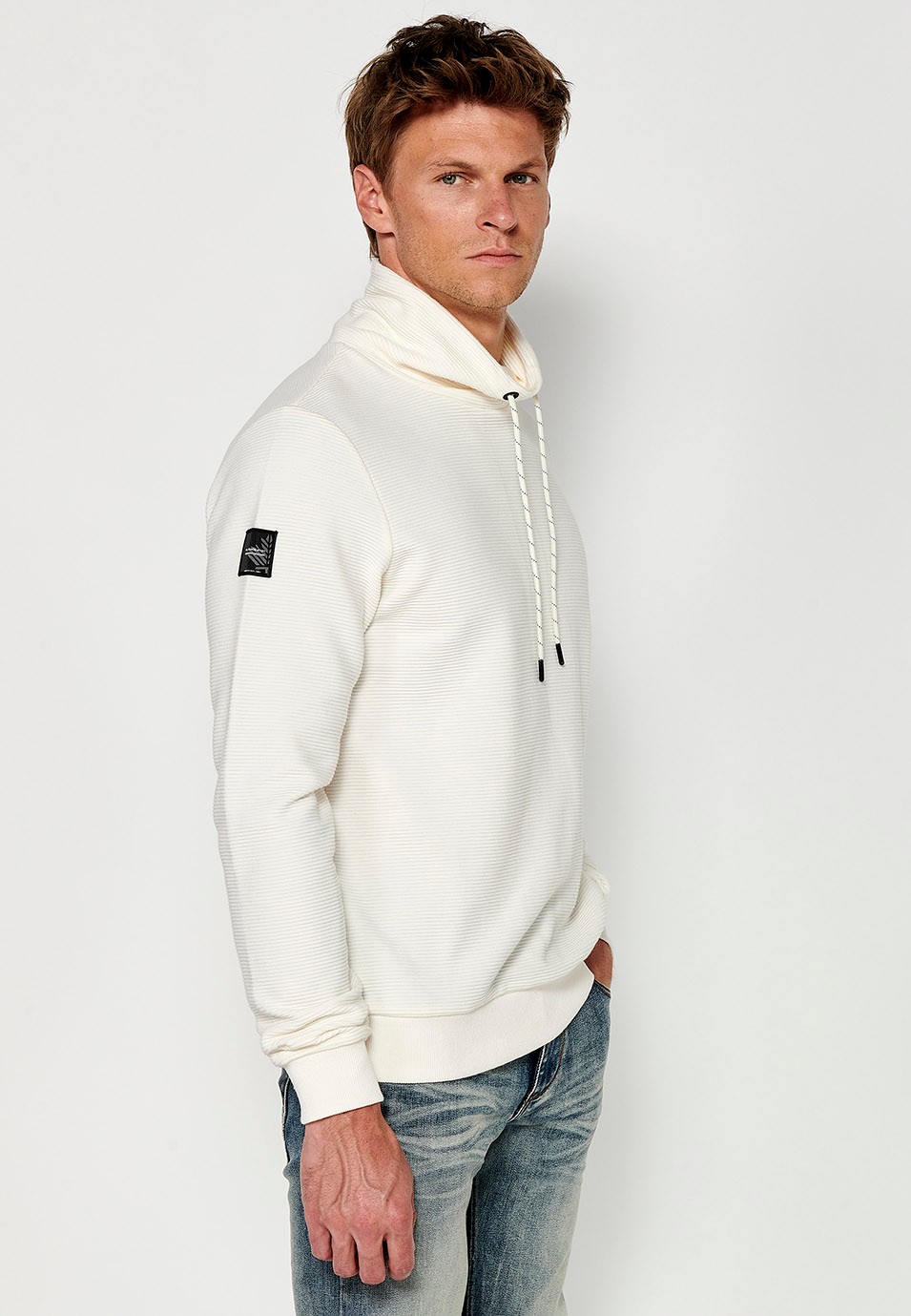 Ecrufarbenes Herren-Sweatshirt mit langen Ärmeln, Stehkragen, verstellbarem Kordelzug und gestreiftem Strukturstoff